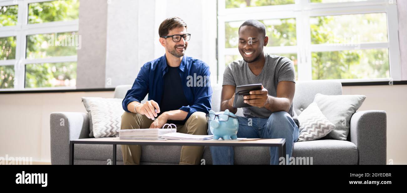 Glücklich Homosexuell Paar Tun Steuern Und Einkommensplanung Mit Rechner Stockfoto