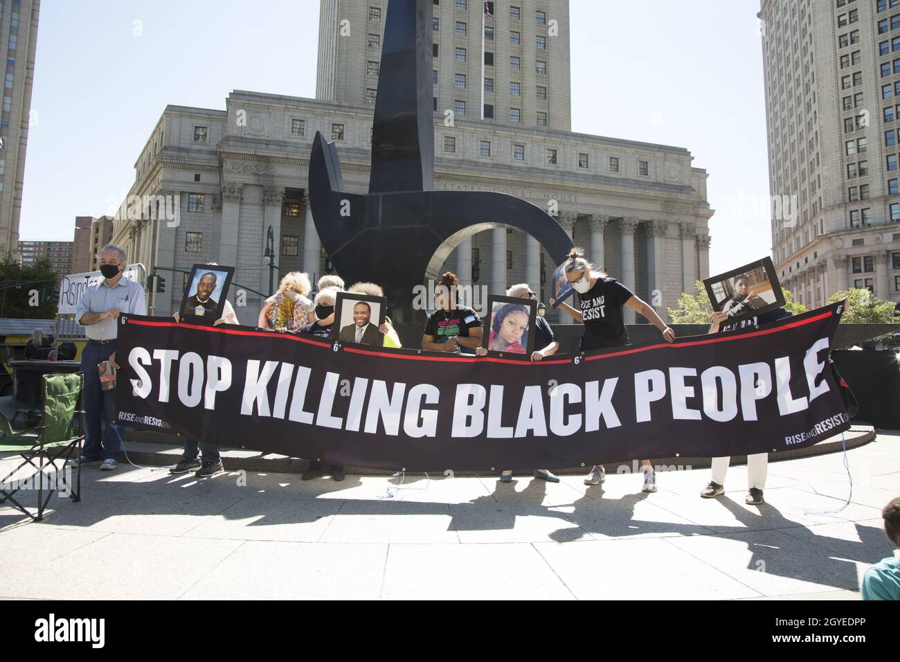 Black Lives Matter-Demonstration in NYC mit der Botschaft „Stop Killing Black People“ nicht nur durch Polizeierschießungen, sondern auch durch eine Wirtschaftspolitik, die sich auf ärmere Gemeinden auswirkt. Stockfoto