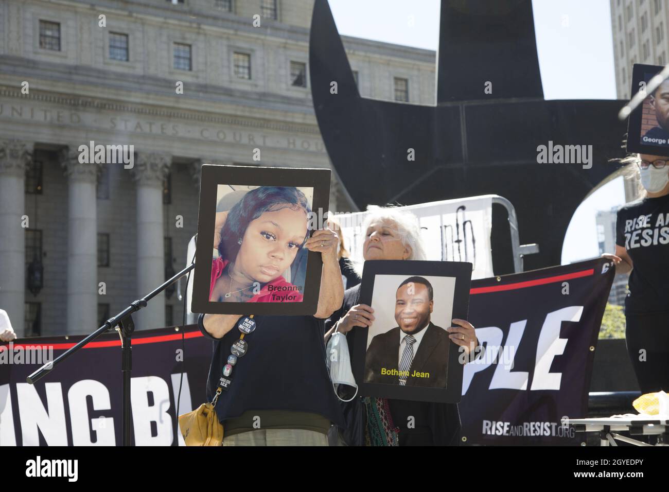 Black Lives Matter-Demonstration in NYC mit der Botschaft „Stop Killing Black People“ nicht nur durch Polizeierschießungen, sondern auch durch eine Wirtschaftspolitik, die sich auf ärmere Gemeinden auswirkt. Frau hält Foto von Breonna Taylor, unter anderem unnötigerweise von der Polizei geschossen und getötet. Stockfoto