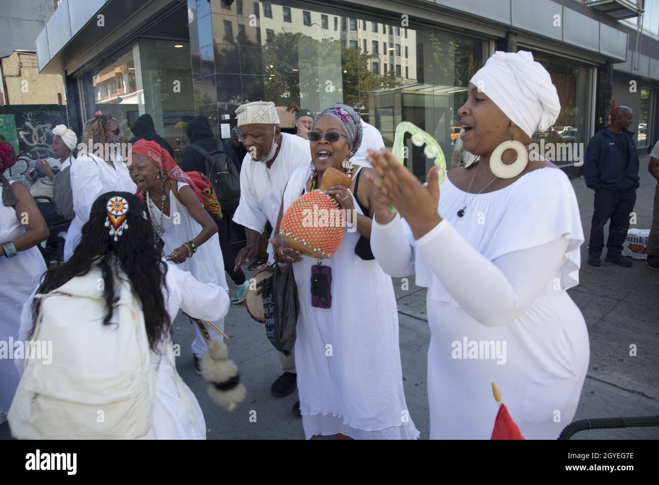 Die Gruppe nimmt am Tag des African Heritage Festivals an einem African Healing Walk in Harlem Teil, der von der 125. Straße zum Adam Clayton Powell NY State Building zum African Square führte. Stockfoto