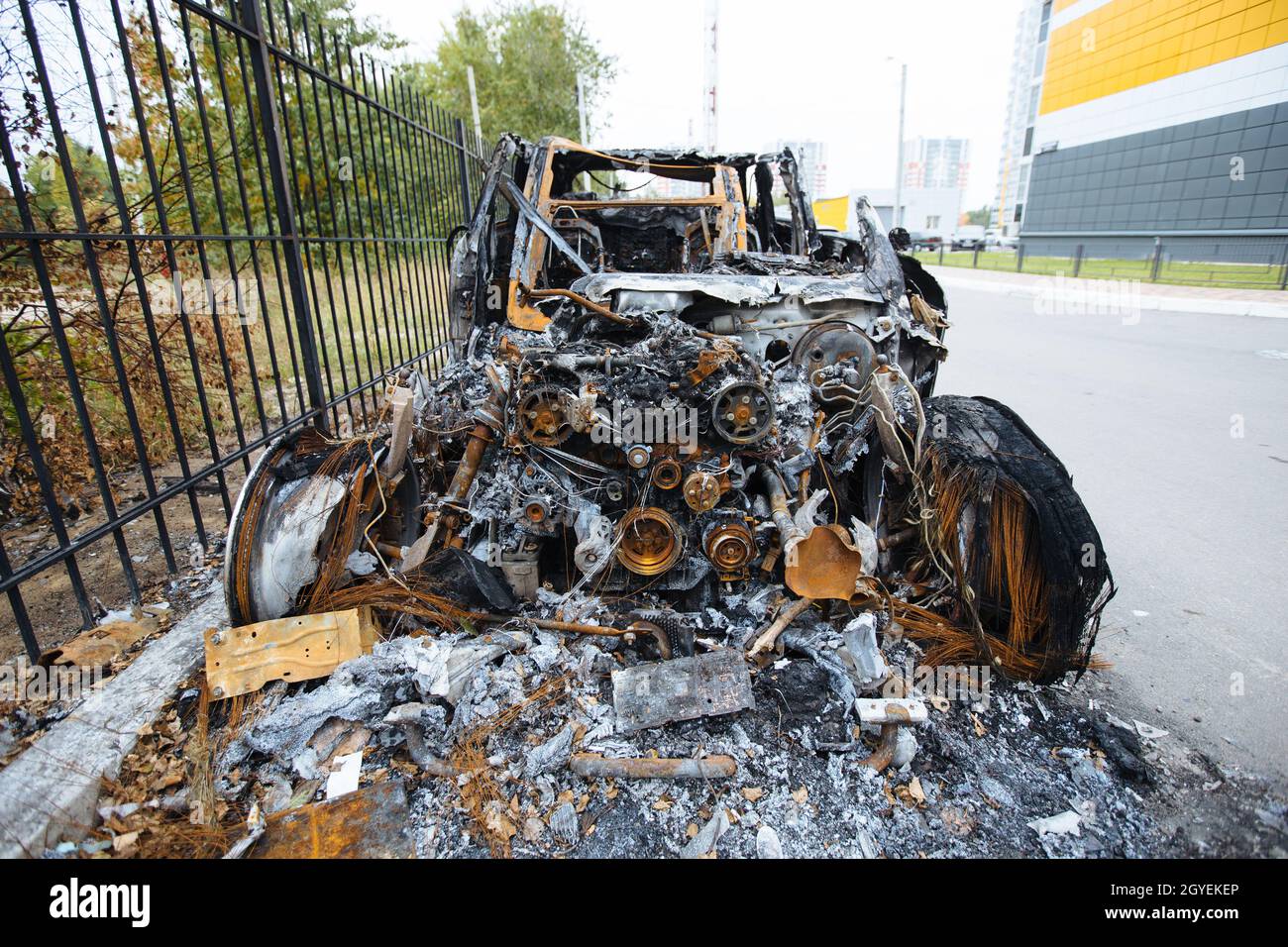 Verbranntes explodierter Wagen. Folgen von Katastrophen oder Terroranschlägen. Stockfoto