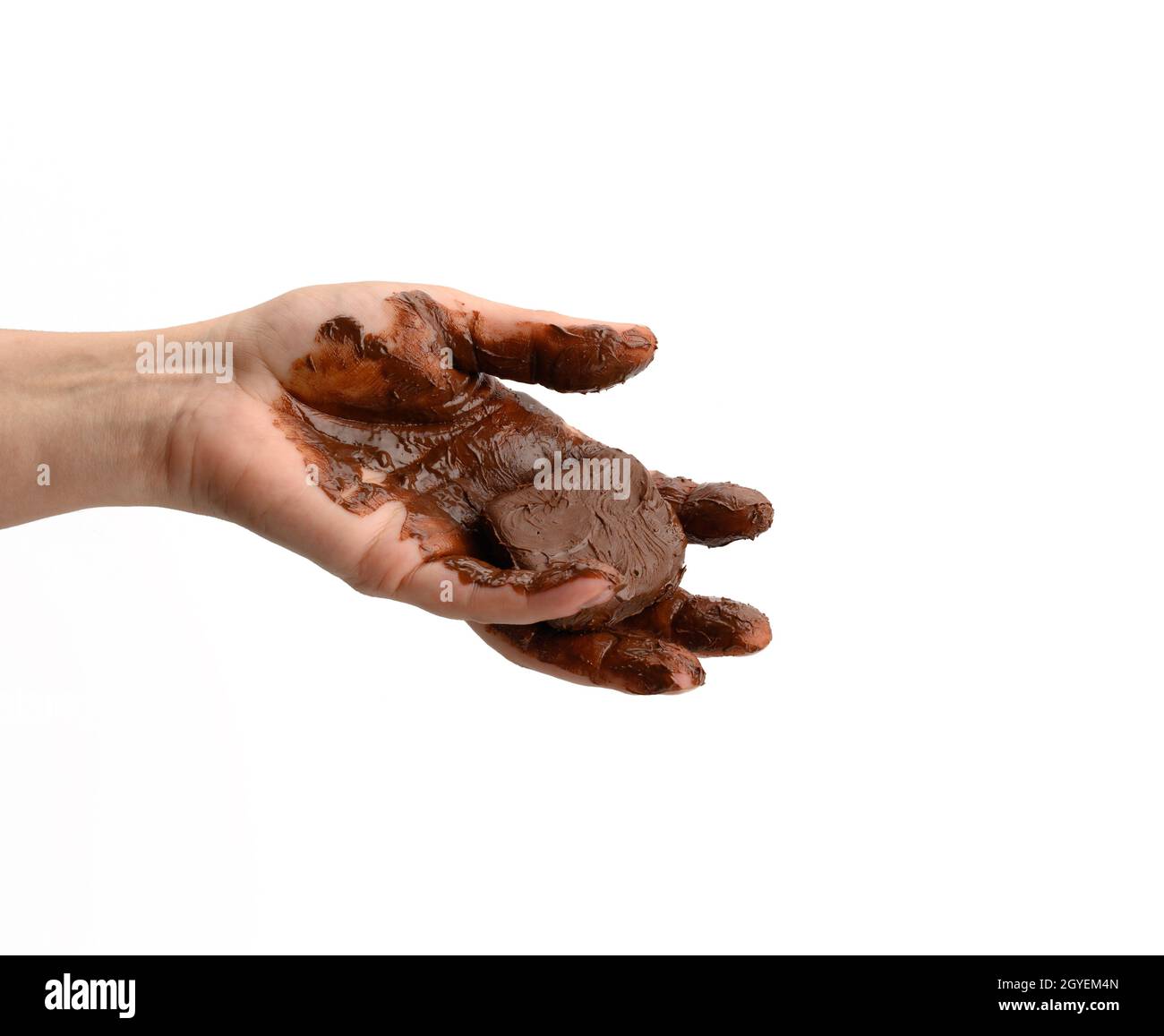 Weibliche Hand hält ein geschmolzenes Stück dunkler Schokolade, von Hand mit Schokolade auf weißem Hintergrund beschmiert Stockfoto