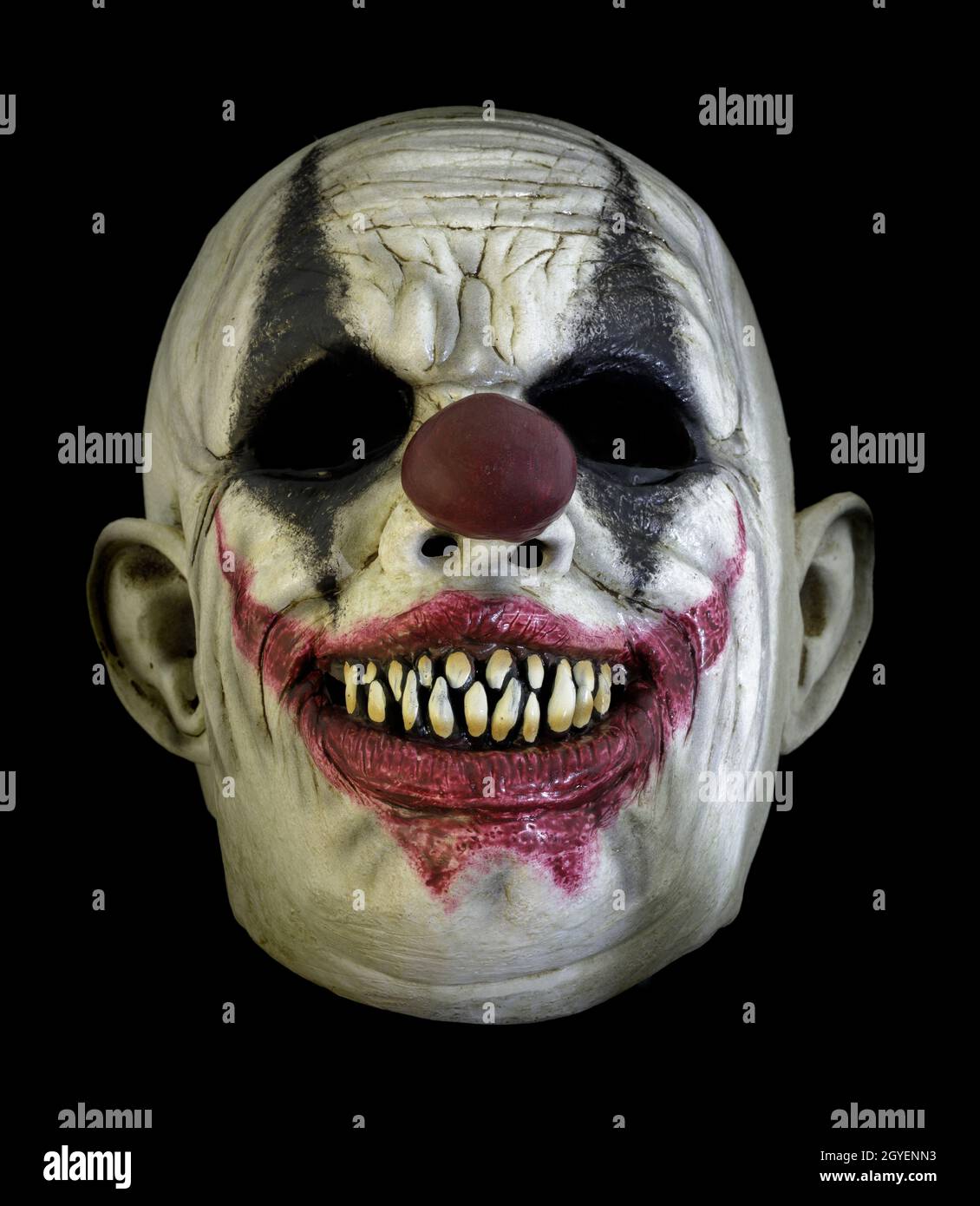 Gruselige Grinsen Clown Maske Isoliert Gegen Schwarzen Hintergrund Stockfoto