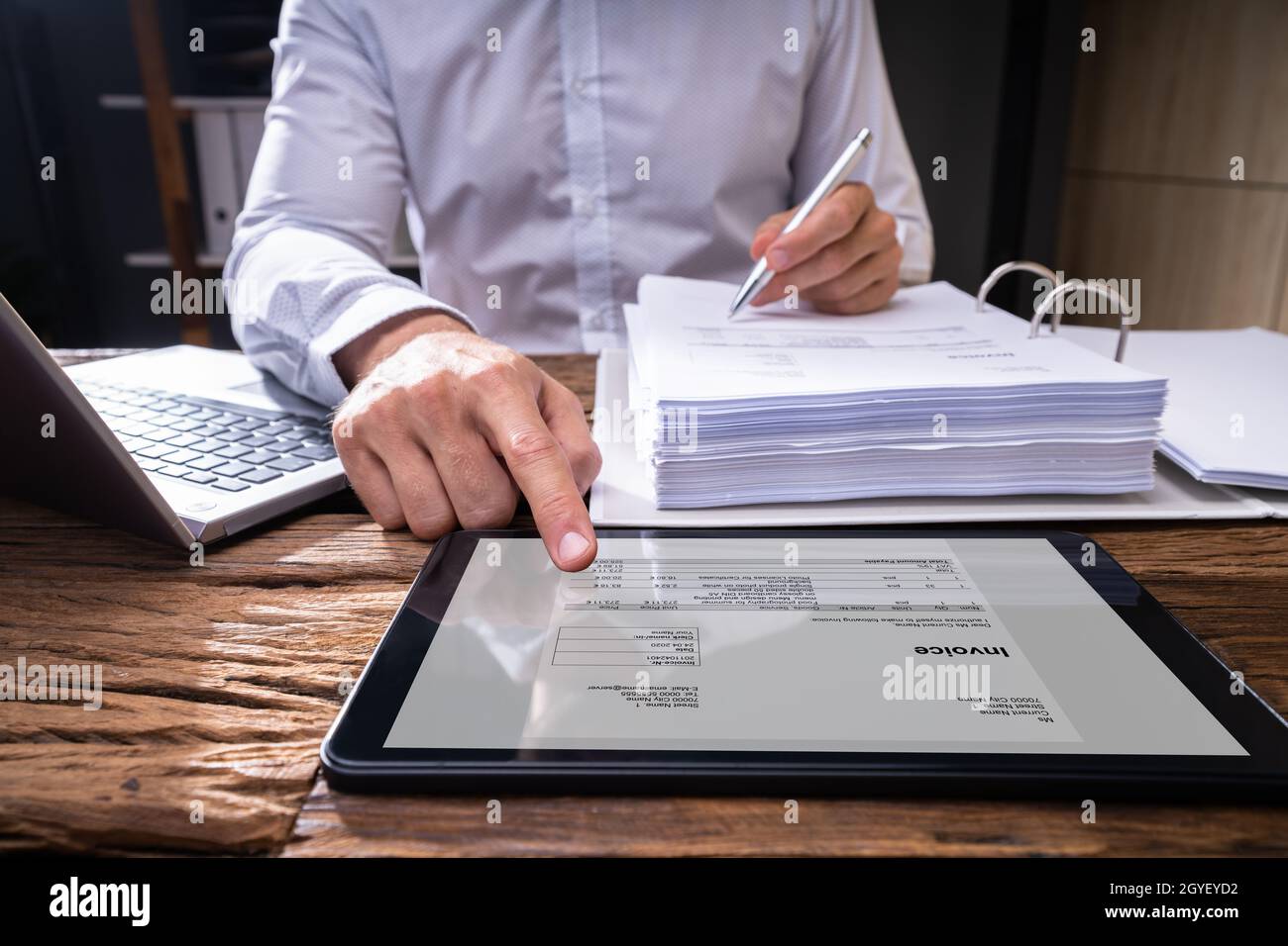 E Rechnungsabrechnungssoftware. Finanzprüfung Oder Laptop Stockfoto