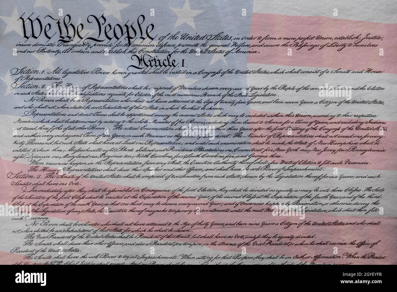 Die amerikanische Flagge wurde mit der Verfassung der Vereinigten Staaten verschmolzen, um als Symbol für Gesetze, Freiheit und Trennung von Regierungsbefugnissen zu gelten. Stockfoto