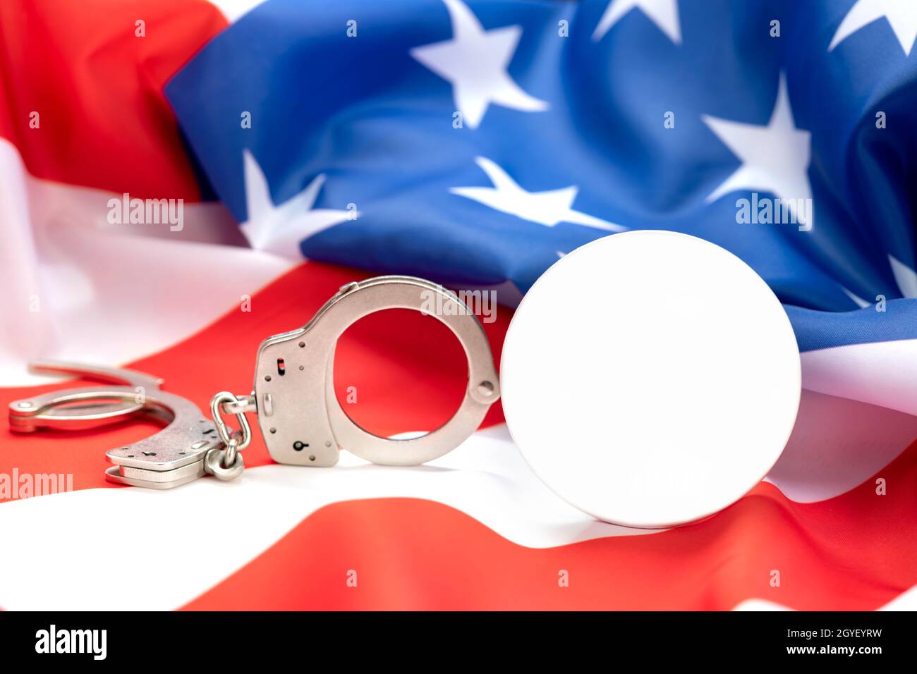Die Bilder zeigen eine leere Schaltfläche zum Platzieren einer Kopie, die den Zusammenhang zwischen Gesetz, Ordnung und Verbrechen in Amerika anzeigt. Stockfoto