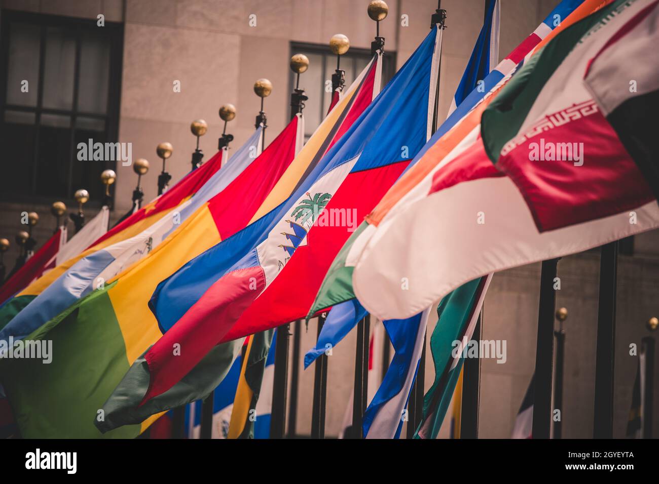 Bunte Flaggen verschiedener Länder der Welt. Vereinte Nationen überkommen. Stockfoto