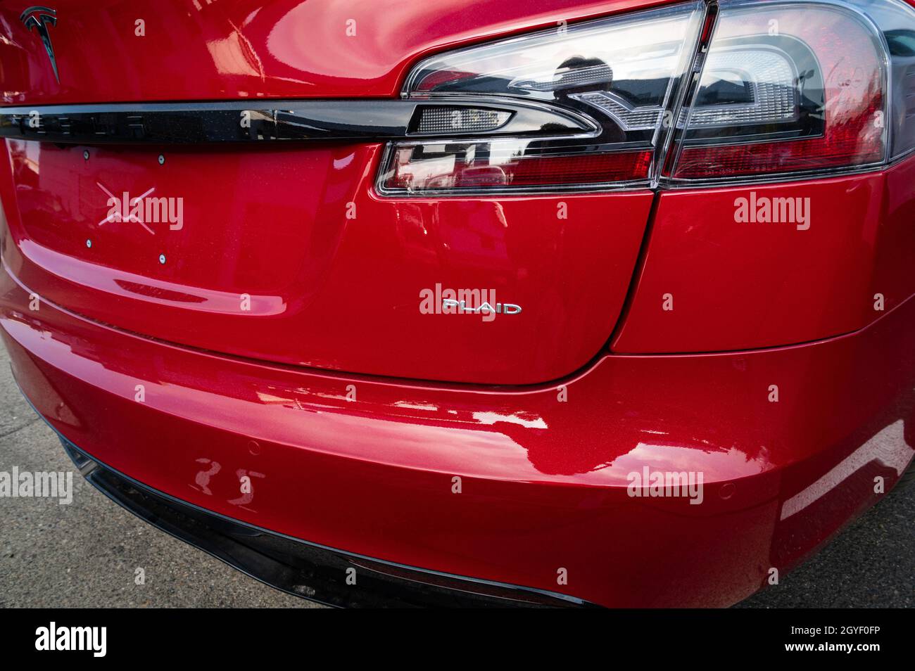 Nahaufnahme der Rückseite eines brandneuen Model S Tesla Plaid. Die Autos  laufen auf 130 000 000, verfügen über ein umstrittenes Steuerrad und einen  schnellen Akseler Stockfotografie - Alamy