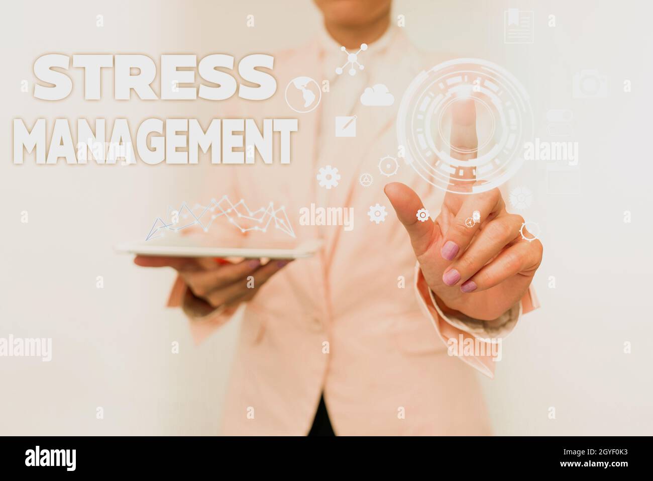 Handschrift Text Stressmanagement, Business Ansatz Lernen Wege des Vergehens und Denkens, die Stress reduzieren Business Woman Touching Digital Data O Stockfoto