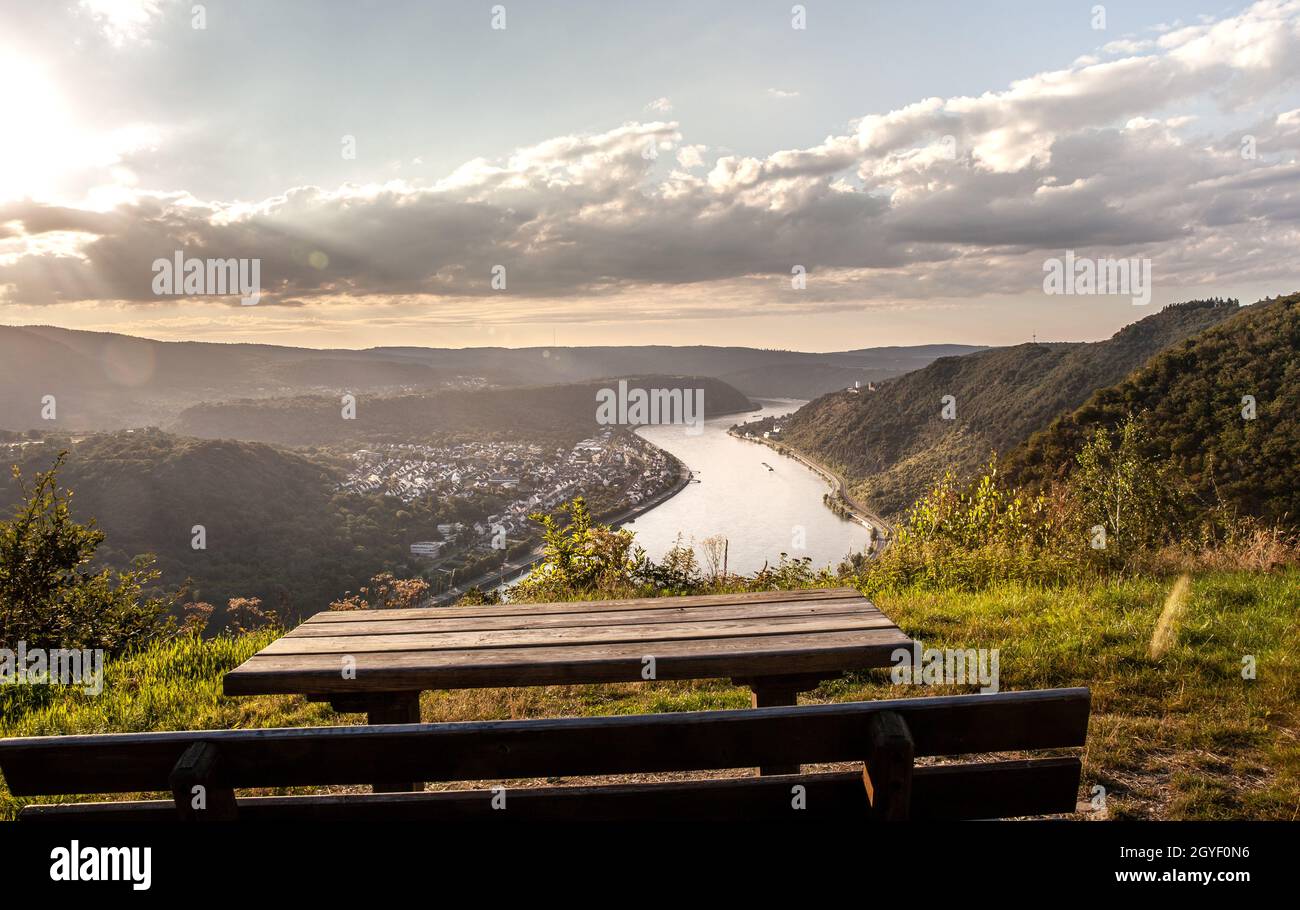 Rheintal Landschaft Blick auf die feindseligen Brüder Schlösser Sterrenberg und Liebenstein in Kamp-Bornhofen und das Dorf Bad Salzig Stockfoto