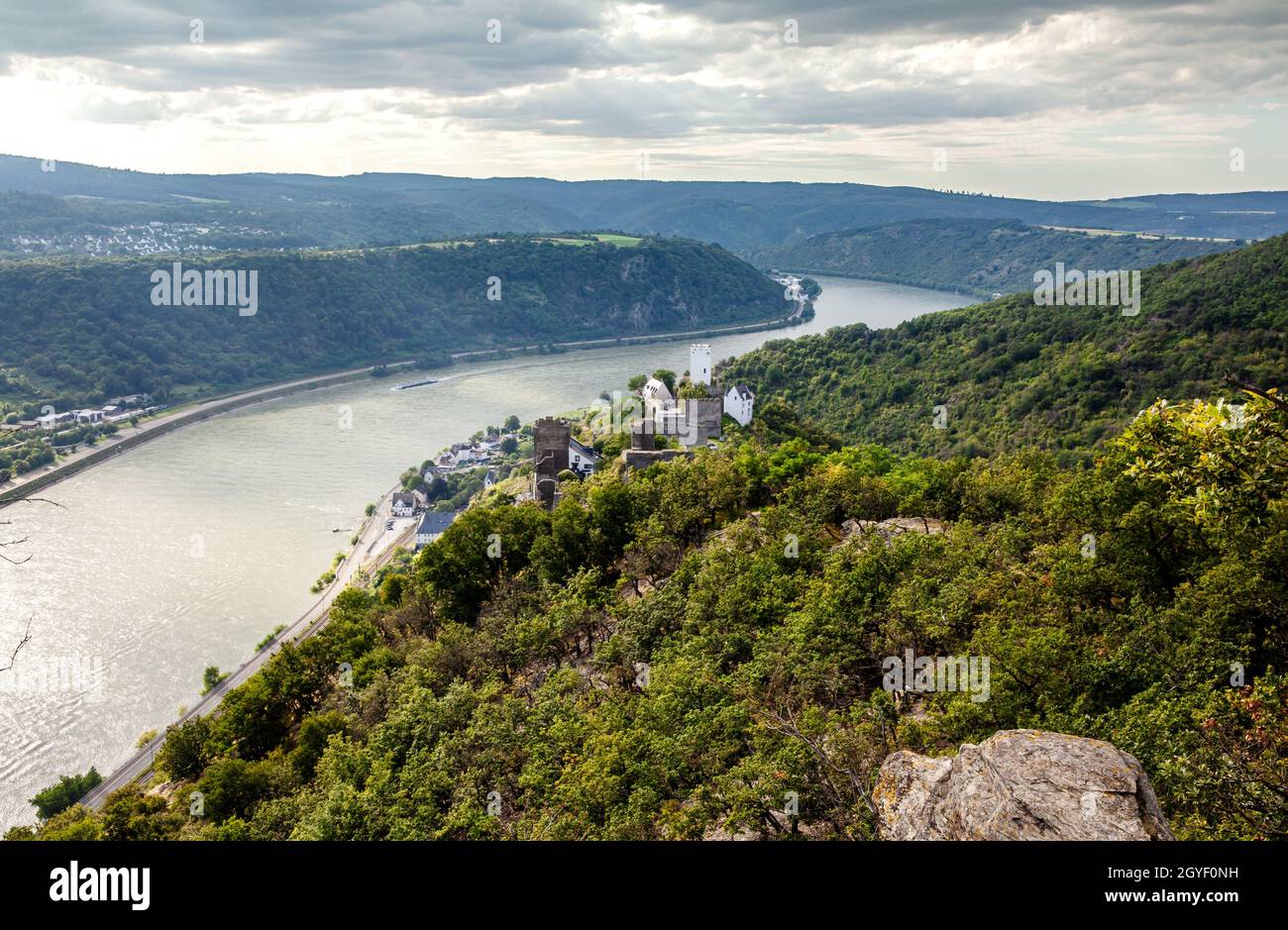 Rheintal Landschaft Blick auf die feindseligen Brüder Schlösser Sterrenberg und Liebenstein in Kamp-Bornhofen Stockfoto