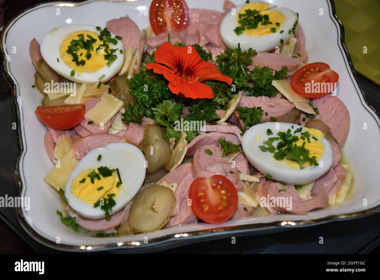 Deutscher Salat mit Würstchen und Eiern Stockfoto