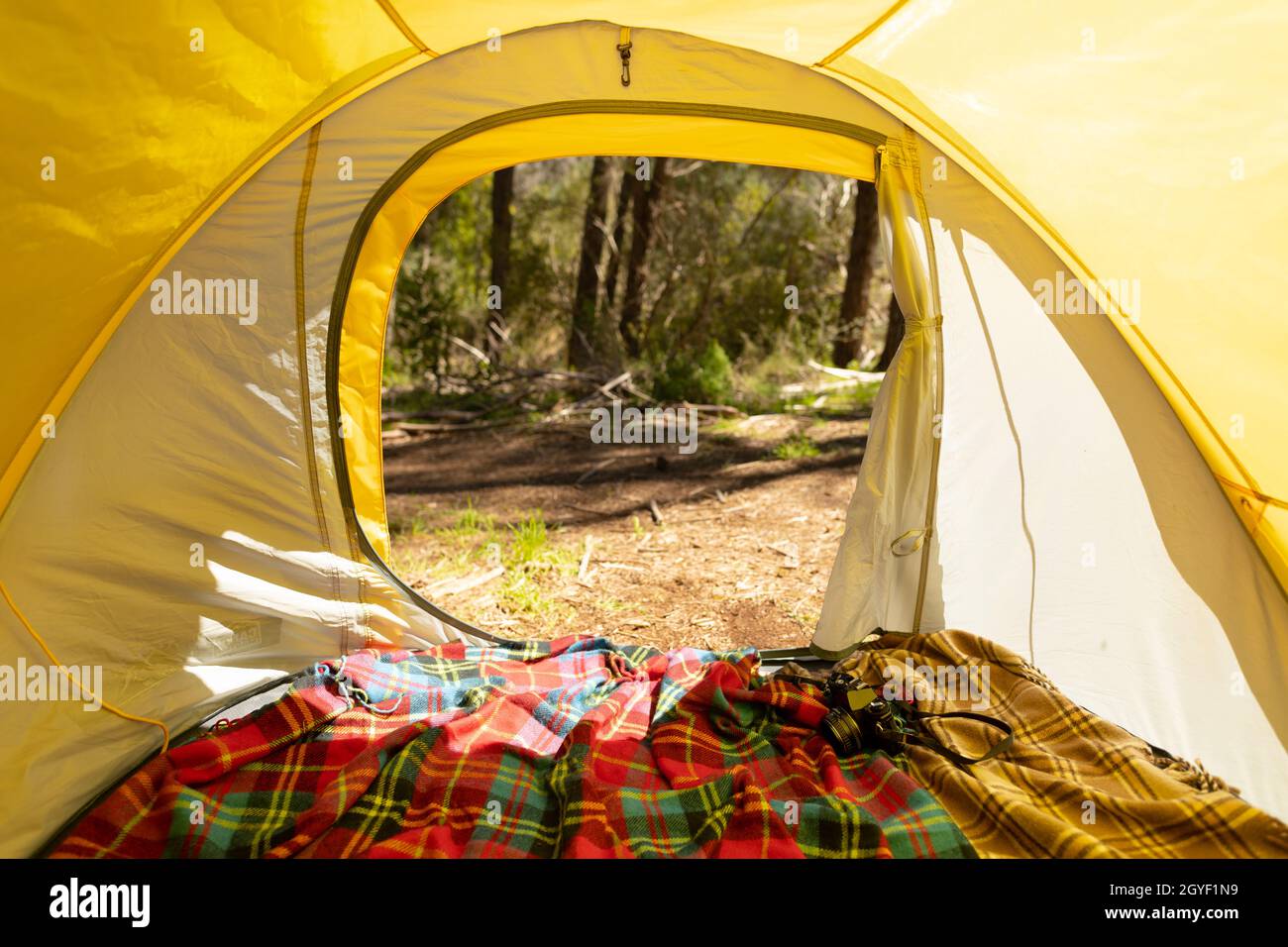 Im Inneren des gelben Zeltes auf der Landseite Stockfoto