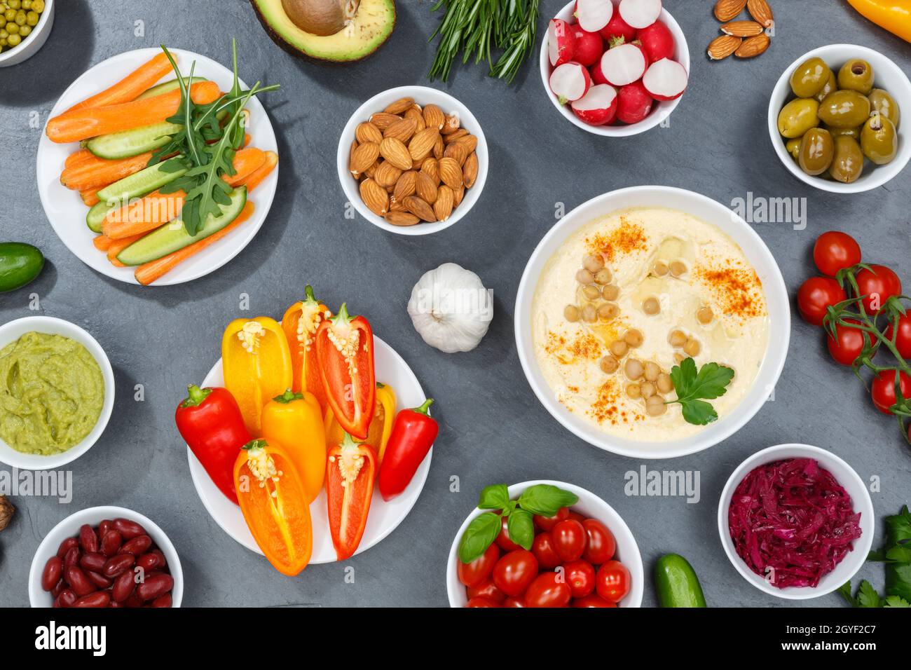 Gemüse Hintergrund gesund vegan sauber essen Bio-Lebensmittel auf einem Schiefer Stockfoto