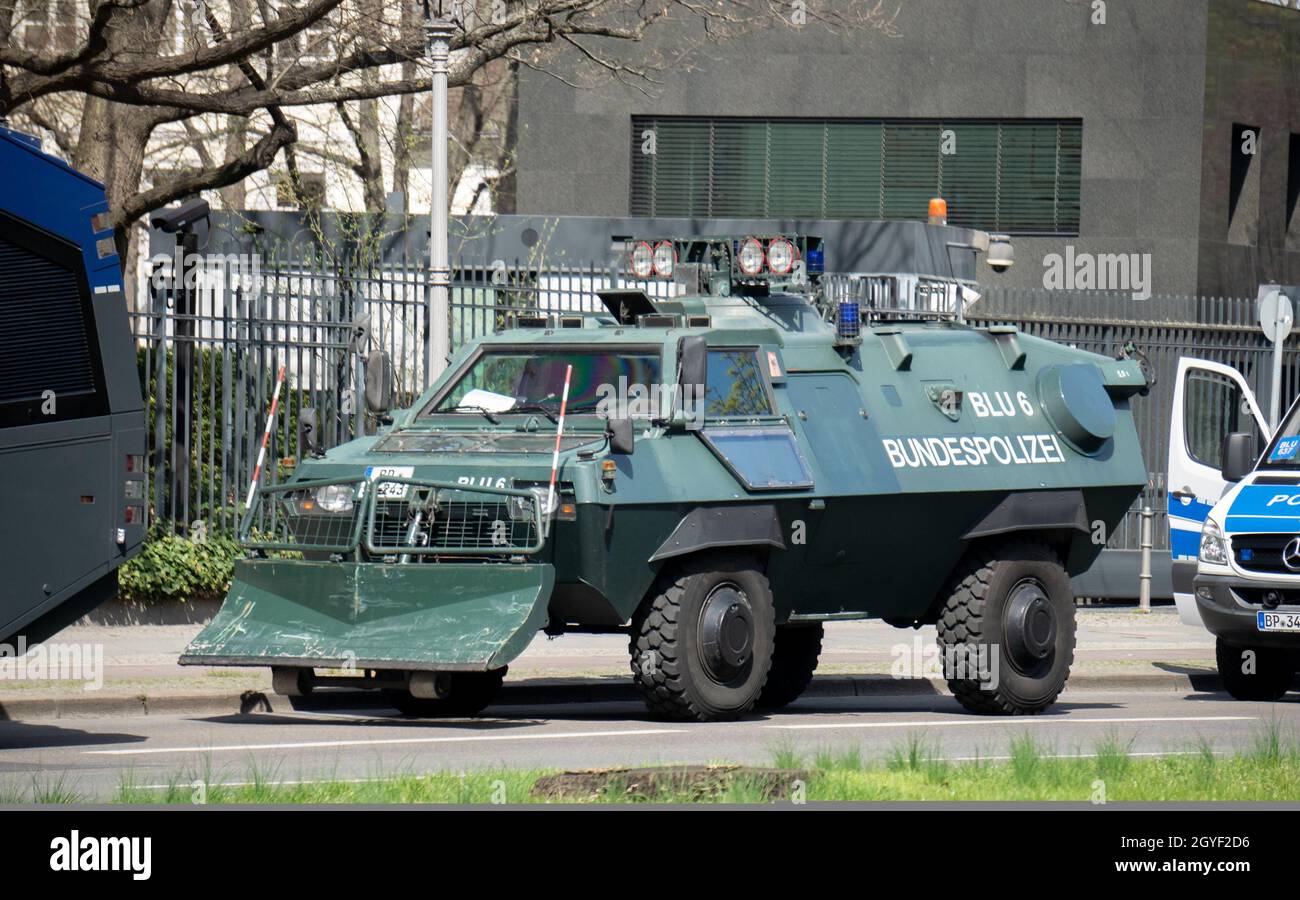 BERLIN, DEUTSCHLAND - 02. Apr 2021: Demo in Berlin mit der Polizei an der Siegessäule gegen die Corona Covid-19-Vorschriften und für Menschenrechte. Stockfoto