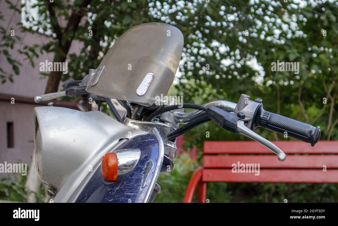 Vordere Moped Mit Lenkrad Und Spiegel Stockfoto und mehr Bilder von Moped -  Moped, Aufkleber, Ausrüstung und Geräte - iStock