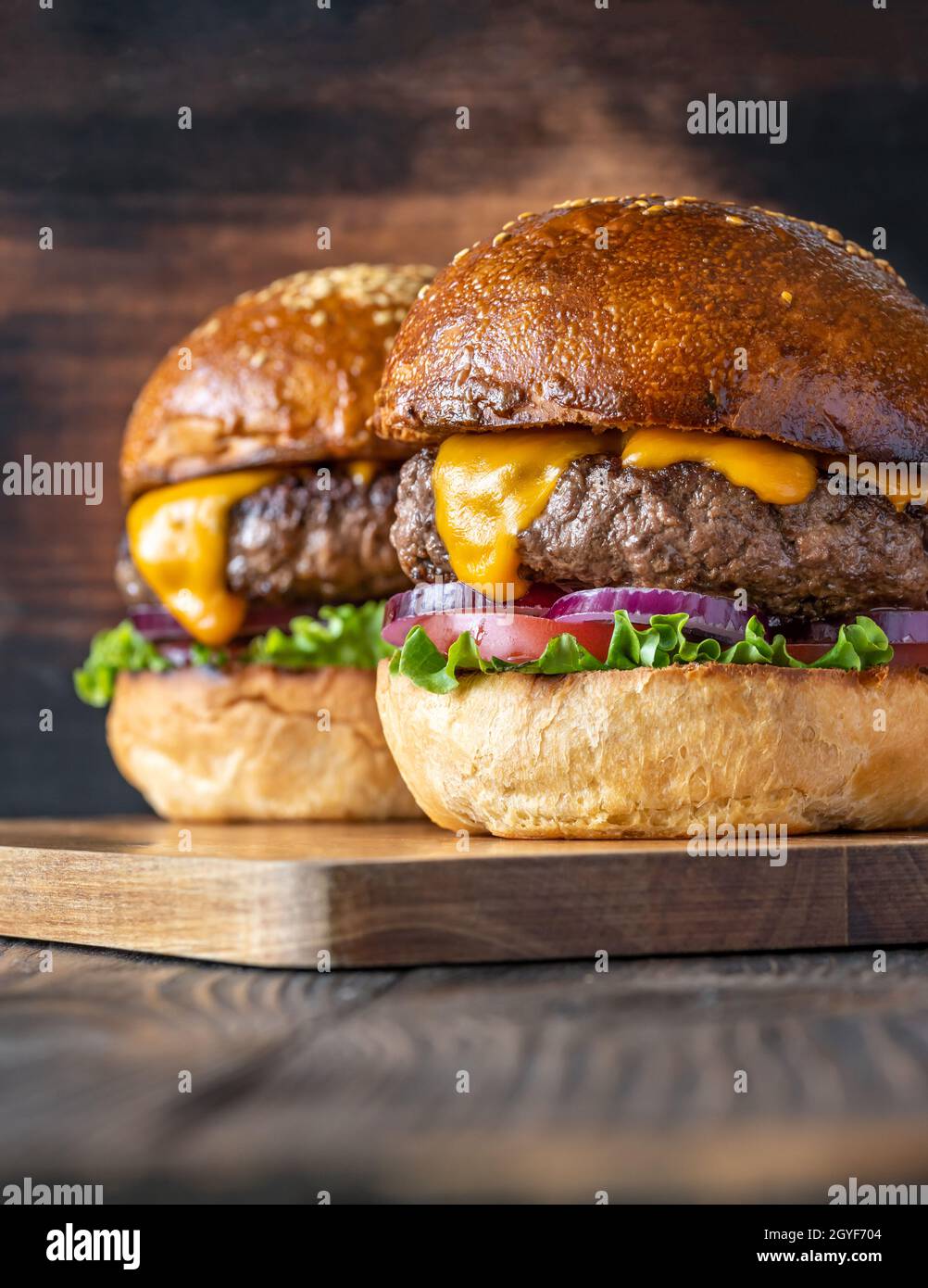 Zwei Burger auf dem Holzbrett aus der Nähe Stockfoto