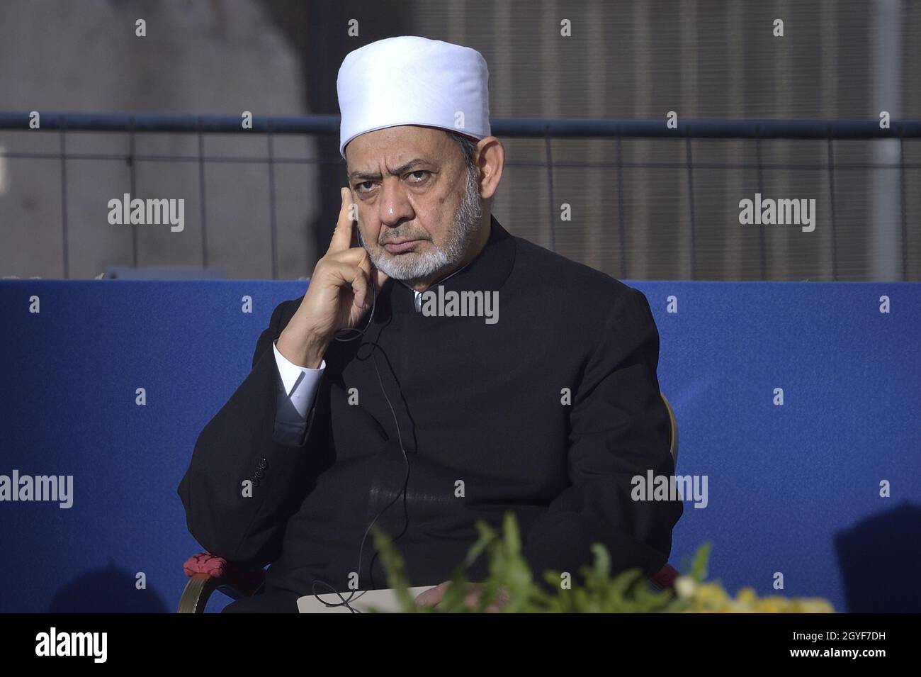 Der ägyptische Islamwissenschaftler und der aktuelle Großimam der al-Azhar-Moschee, Sheikh Ahmed Al-Tayeb, hört am 07. Oktober 2021 im Kolosseum in Rom zu einem internationalen Treffen für den Frieden mit Führern verschiedener Religionen und Konfessionen in Rom, Italien. Die Gemeinschaft St. Egidio veranstaltete in Rom ein zweitägiges Friedenstreffen, an dem zahlreiche Glaubensführer aus der ganzen Welt teilnahmen. Das 35. Internationale Treffen für den Frieden endete am Donnerstagabend mit einem Gebet für den Frieden im Kolosseum, an dem Papst Franziskus teilnahm. Gehalten unter dem Motto „Völker als Brüder, zukünftige Erde“ die Stockfoto