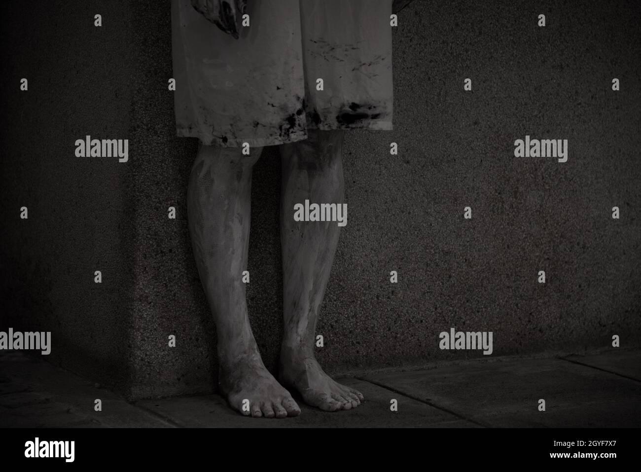 Horror Frau Geist gruseligen Stand sehen nur 2 Beine, halloween-Tag-Konzept Stockfoto