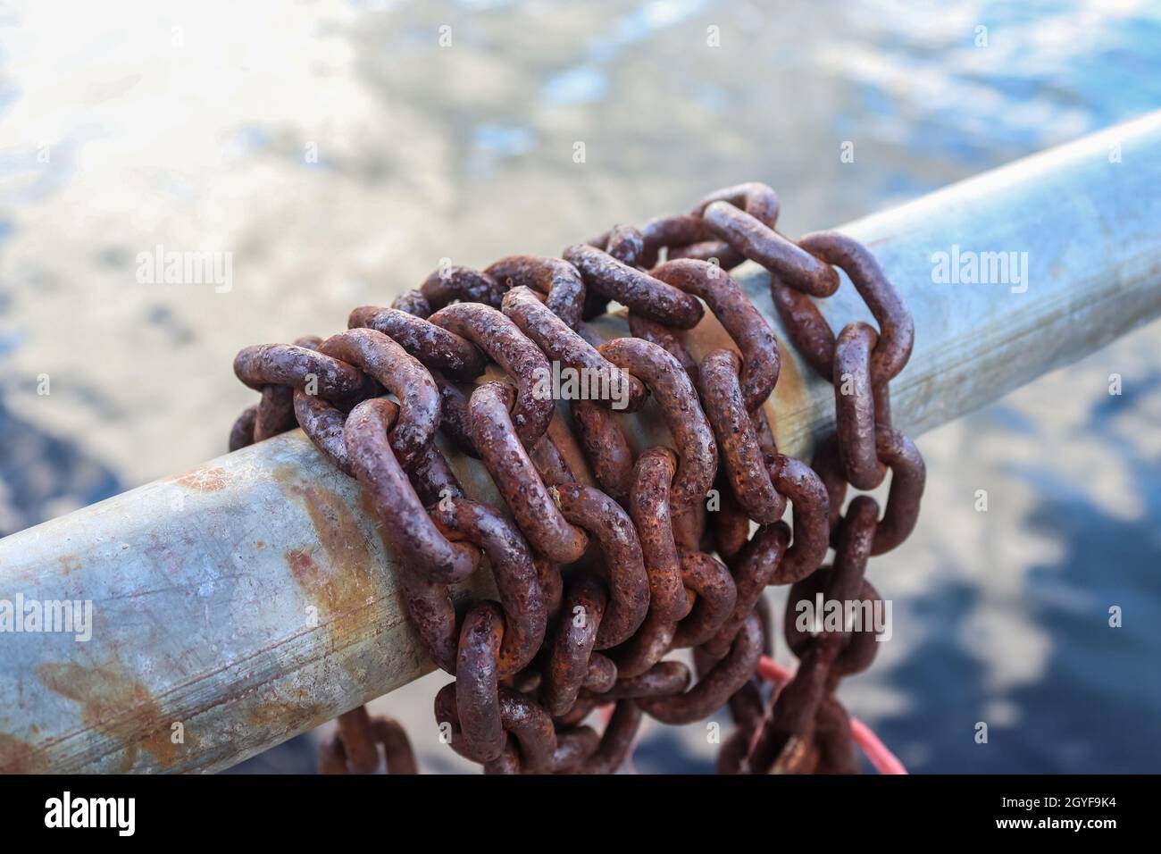 Rostige Kette um Metallstangen im Hafen von Kiel Stockfoto