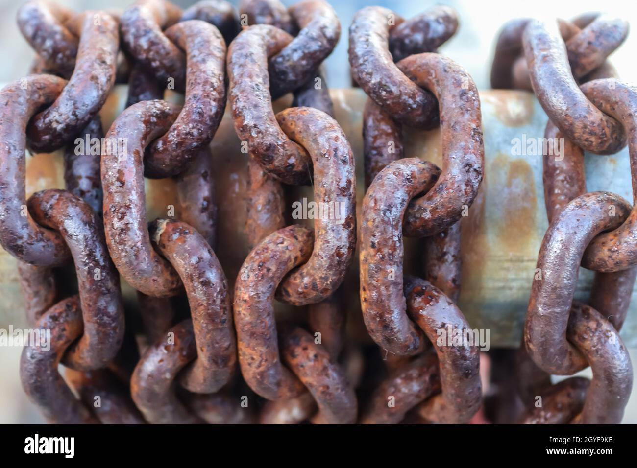 Rostige Kette um Metallstangen im Hafen von Kiel Stockfoto