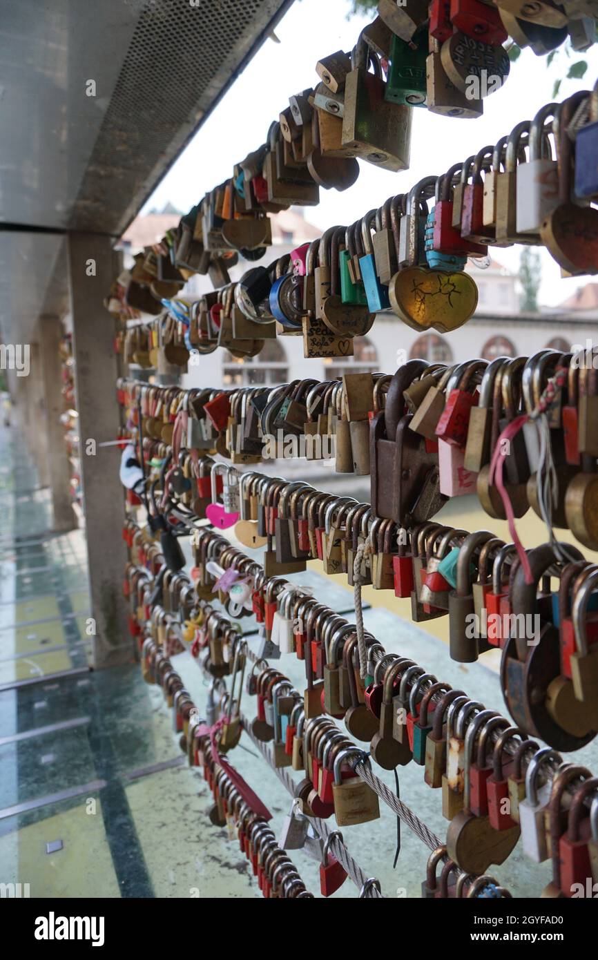 Liebesschlösser auf einer Brücke in Ljubljana, 2020 Stockfoto