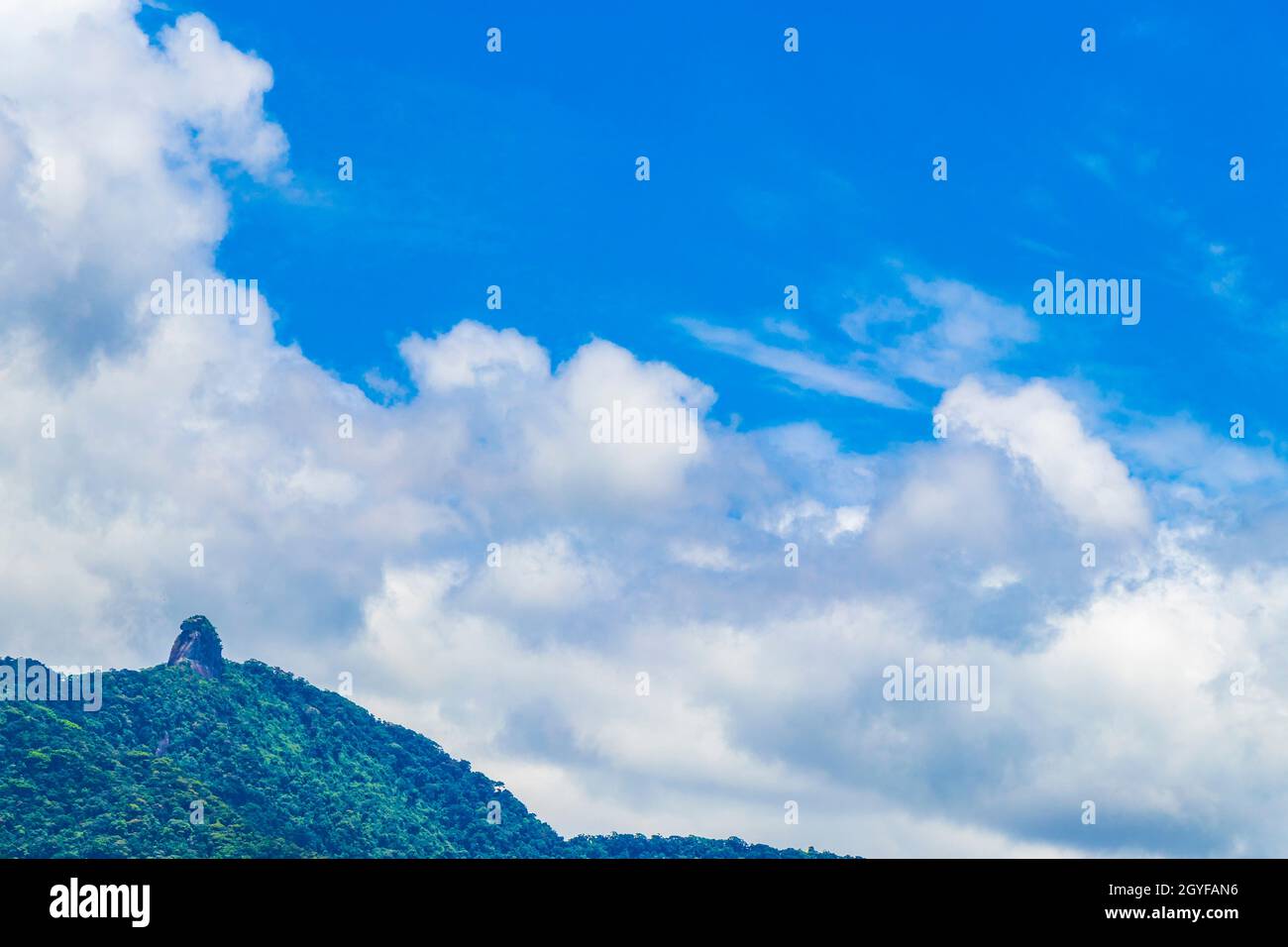 Abraao Berg Pico do Papagaio mit Wolken auf Ilha Grande Angra dos Reis Rio de Janeiro Brasilien. Stockfoto