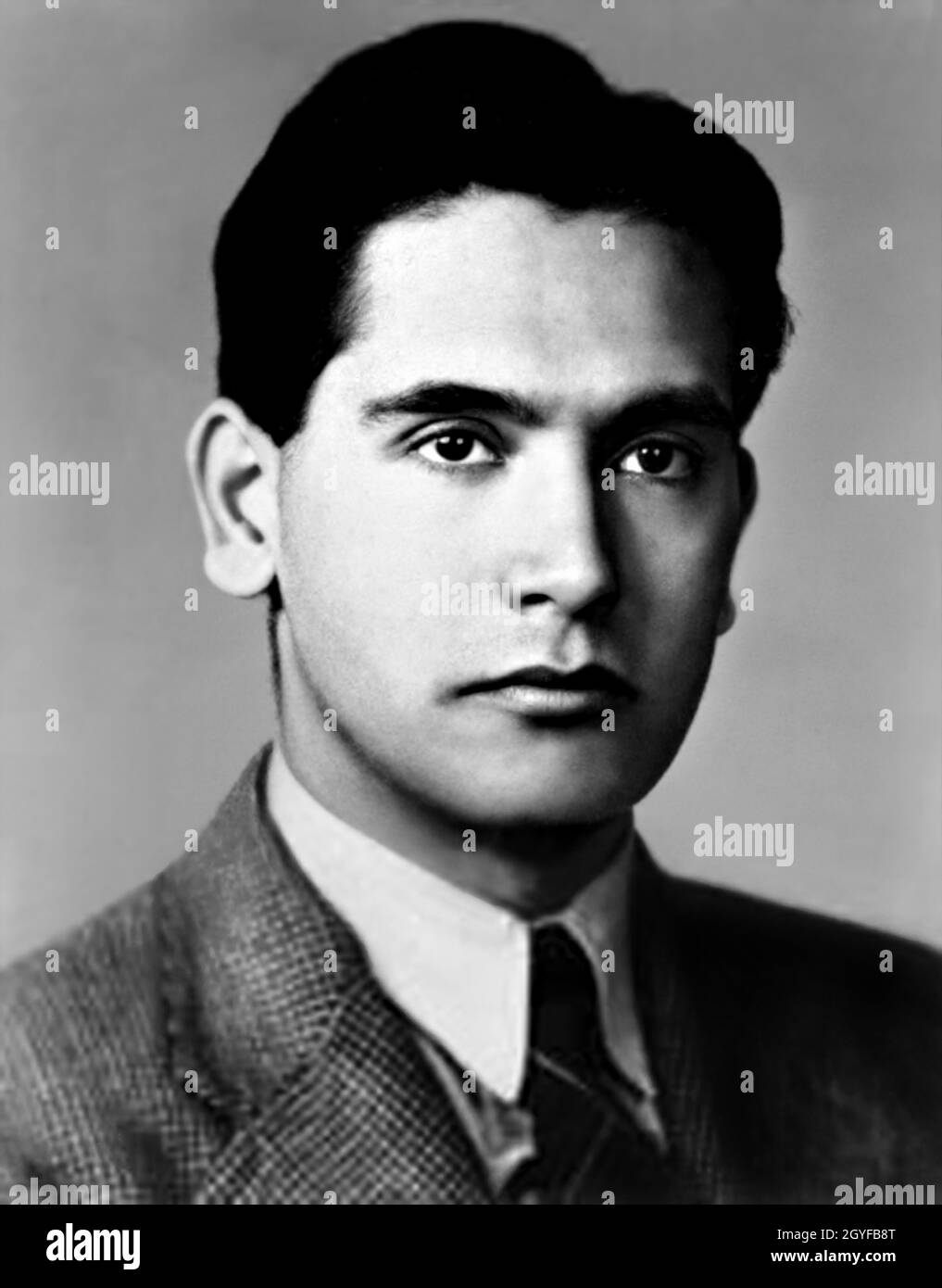 1940 ca. , USA : der Wissenschaftler ALBERT BAEZ ( 1912 - 2007 ), Vater des berühmten amerikanischen Folk-Sänger JOAN BAEZ ( geboren 9. januar 1941 ). Geboren in mexiko, verheiratet mit der schottischen Joan Bridge ( 1913 - 2013 ). Nachdem sie verheiratet waren zog nach Kalifornien, wo Albert studierte für einen Master-Abschluss in Mathematik und eine Promotion in Physik. Als der Kalte Krieg in den 1950er Jahren aufkam, sah Albert, wie viele seiner Kollegen lukrative Karrieren im Wettrüsten verfolgten. Schließlich beschloss er, seine Karriere eher der Bildung als der Zerstörung zu widmen und arbeitete mit der UNESCO zusammen. Unbekannter Fotograf. - GESCHICHTE - FOTO STORICHE - Stockfoto