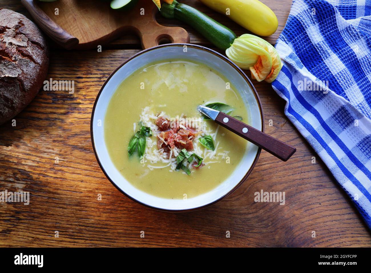 Zucchini-Sahnesuppe in einer Schüssel. Diät vegetarische Mahlzeit Stockfoto