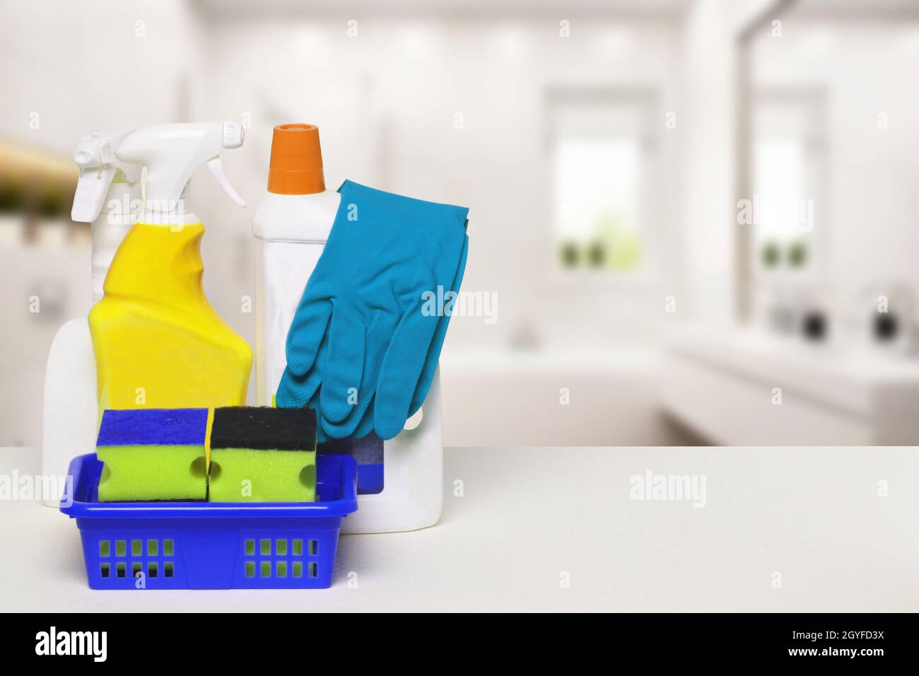 Sauberkeit und Hygiene im Haushalt. Nahaufnahme von Reinigungsprodukten und Reinigungsmitteln auf einem weißen Tisch über abstraktem, unscharfem Badehintergrund. H Stockfoto