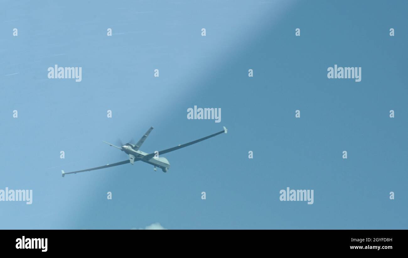 Ein MQ-9 Reaper bei der Übung Agile Combat Employment Reaper fliegt einen lokalen Sortie, 20. September 2021, Marine Corps Base Hawaii. Ziel dieser Übung ist es, die MQ-9-Assets und die Fähigkeit unserer Airmen zu demonstrieren, schnell und domänenübergreifend zu mobilisieren und zu integrieren. (USA Luftwaffe Foto von Airman 1st Class Adrian Salazar) Stockfoto