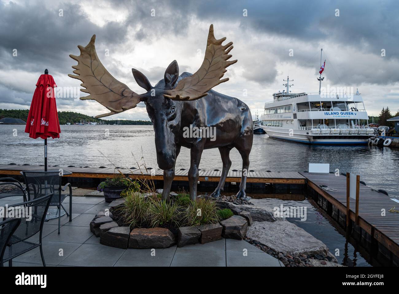 Ein Foto der großen Elchskulptur am Yachthafen, mit Island Queen Fähre im Hintergrund. Stockfoto