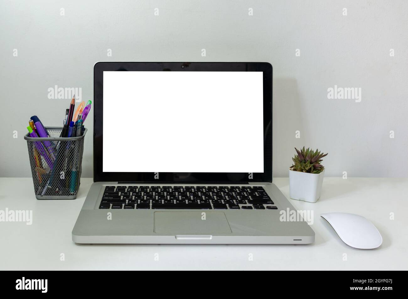 Computer Laptop-Modell und Maus Cactus weißen leeren Bildschirm auf dem Tisch. Wird verwendet, um Text auf dem Computerbildschirm anzukündigen. Stockfoto