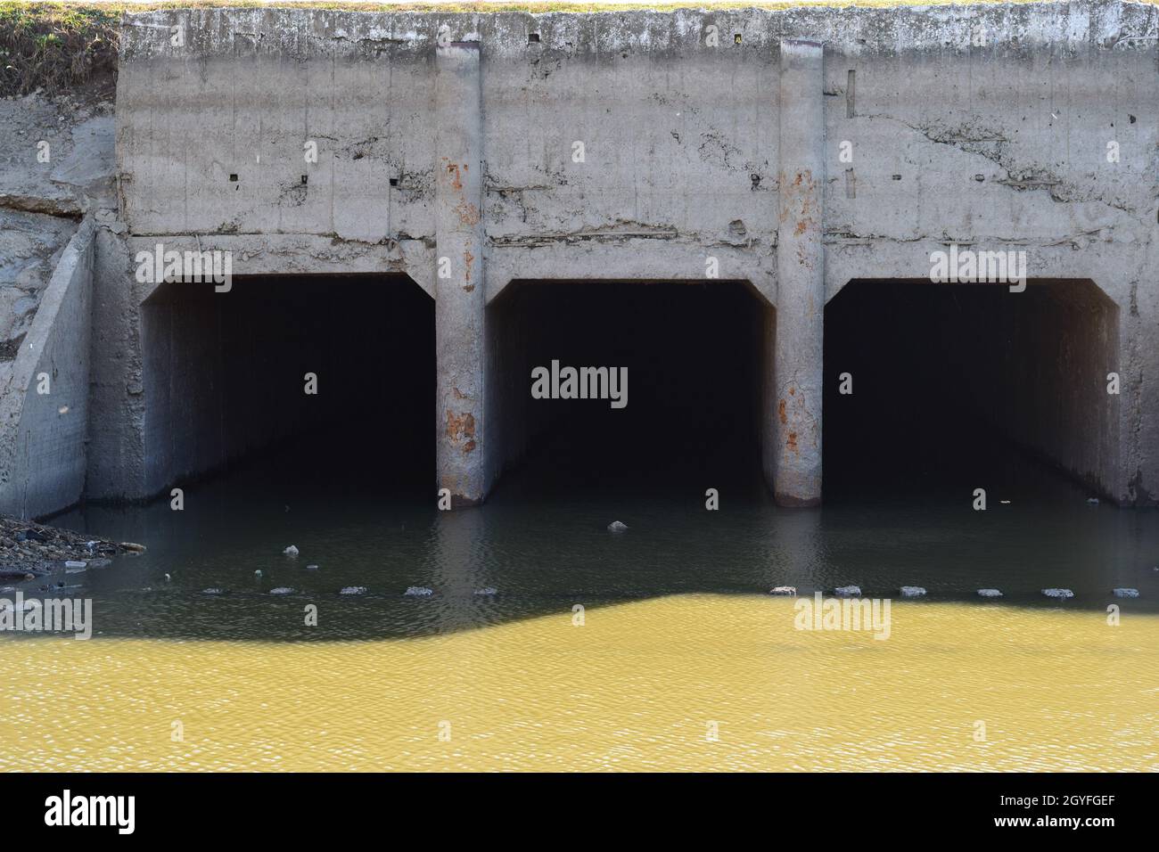 Schleuse des Kanals der Bewässerung System. Landwirtschaftliche Bauten. Stockfoto