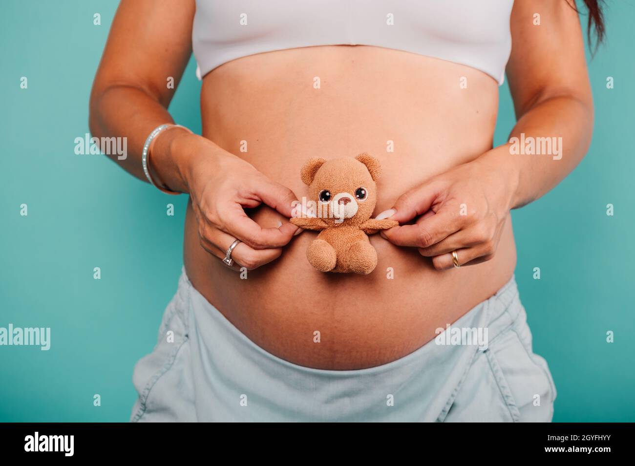 Frau, die ein Kind erwartet, streichelt ihren Bauch Stockfoto