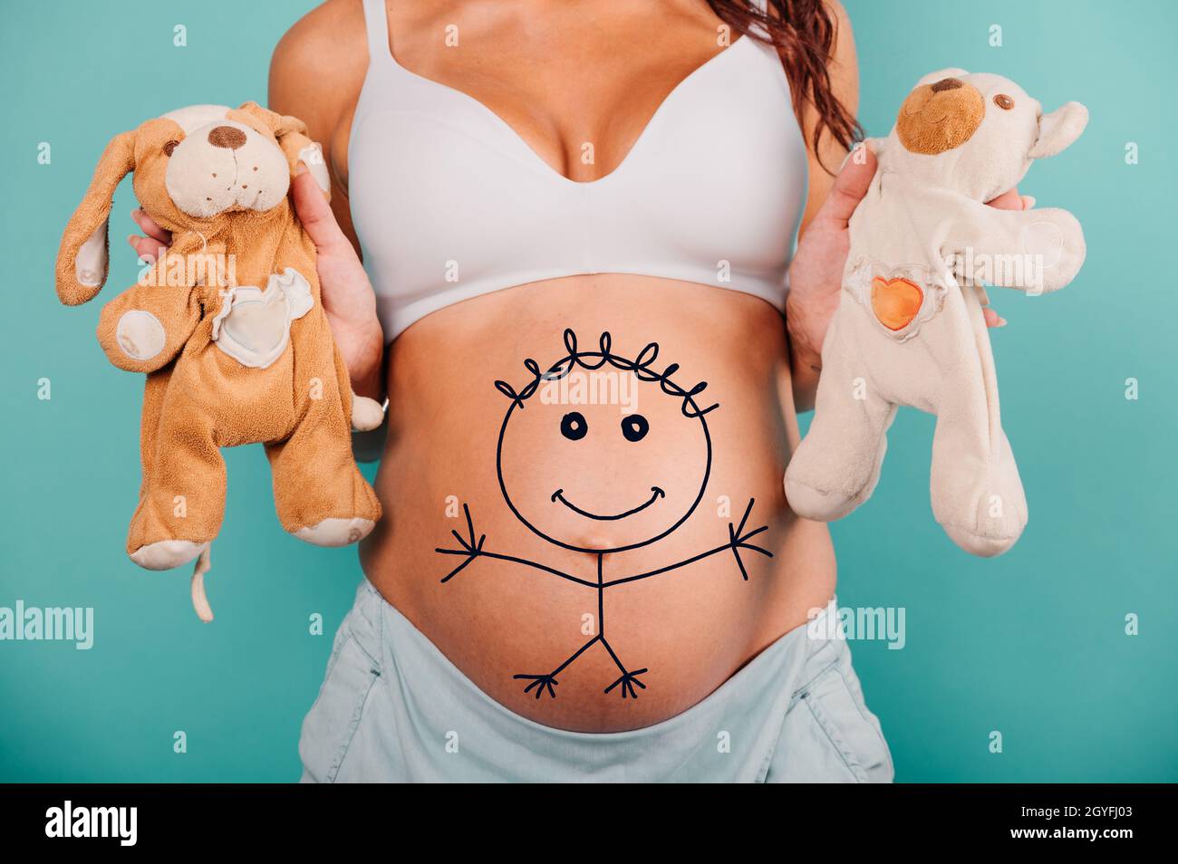 Frau, die ein Kind erwartet, streichelt ihren Bauch Stockfoto
