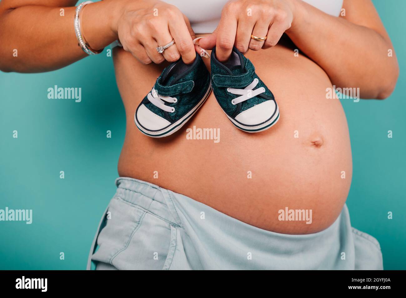 Frau, die ein Kind erwartet, streichelt ihren Bauch Stockfoto