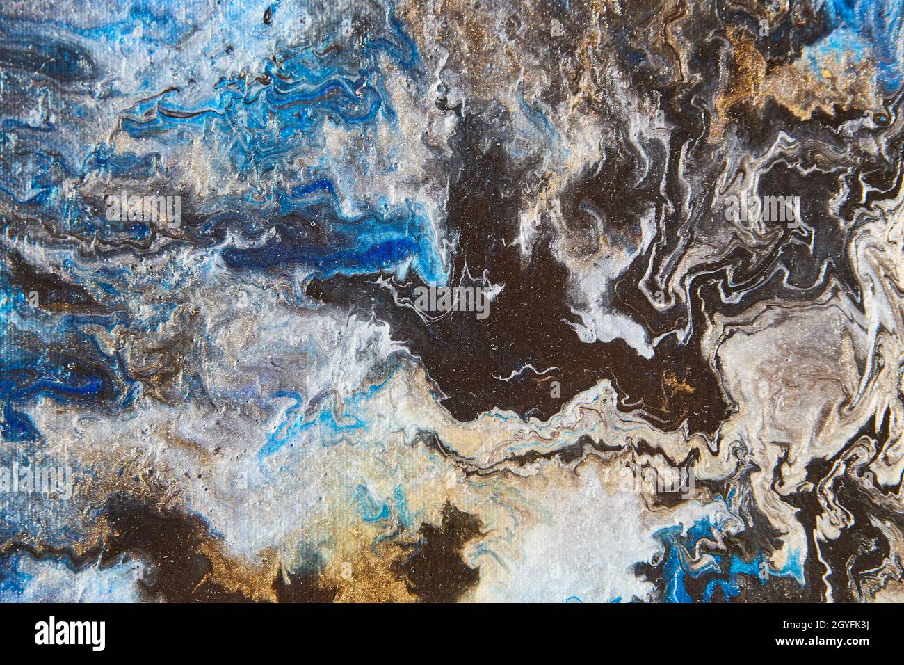 Buntes Acryl, das auf Leinwand mit Schwarz, Blau, Silber und Gold gießt Stockfoto