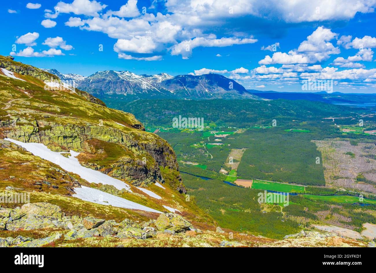 Schönes Tal Landschaft Panorama Norwegen von Hydalen Hemsedal mit Schnee in den Bergen im Sommer. Stockfoto