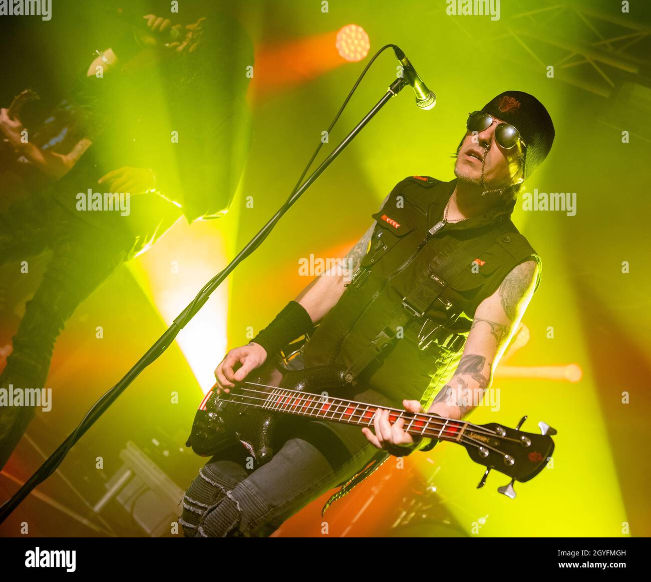 Skid Row (Bassistin Rachel Bolan) live im Konzert in Birmingham The Mill, 08. Dezember 2019. Live-Musikfotografie. Stockfoto