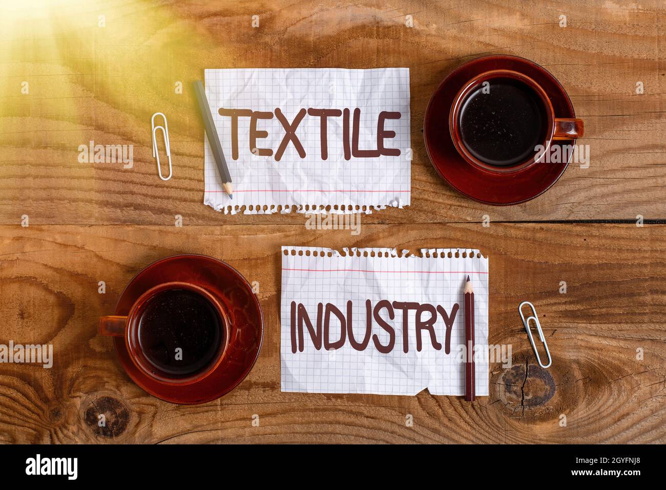 Text zeigt Inspiration Textilindustrie, Word für die Herstellung und den Vertrieb von Garngewebe und Bekleidung Anzeige von verschiedenen Farben Sticker Notizen Ar Stockfoto