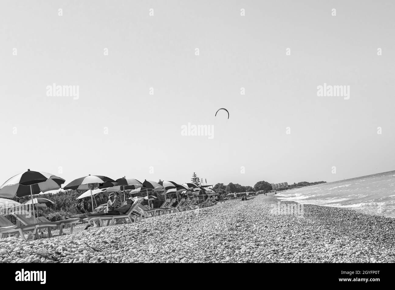 Rhodos Griechenland 20. September 2018 Schwarz-Weiß-Bild von Windsurfing und Urlaub auf Rhodos Griechenland mit klarem Wasser des Strandes von Ialysos. Stockfoto