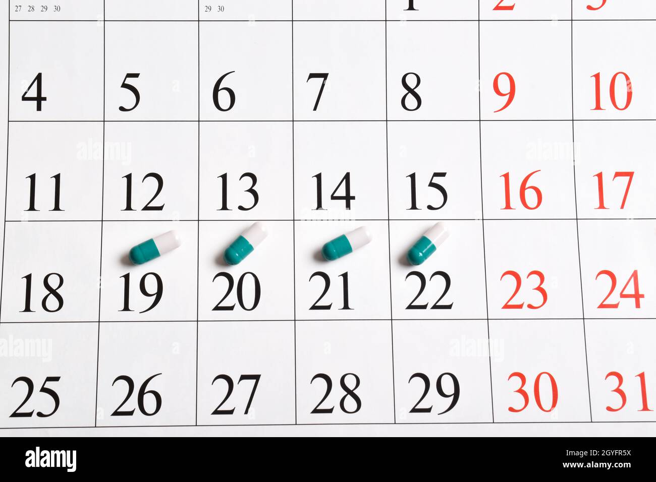 Medikamente. Eine Nahaufnahme von grünen Kapseln mit Pillen ist im Kalender. Ein Konzept für 