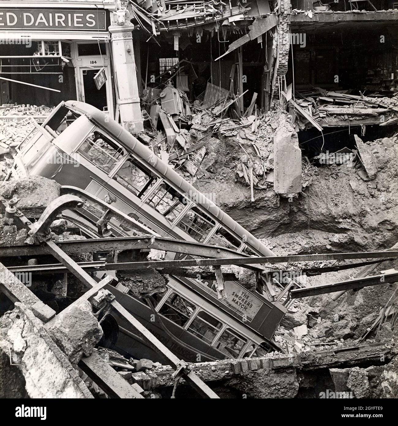Ein Bus im Krater über der U-Bahnstation Balham. Die Explosion brach die Wasserleitung und die anschließende Flut von Wasser und Boden in den Tunnel tötete 70 Menschen. Stockfoto