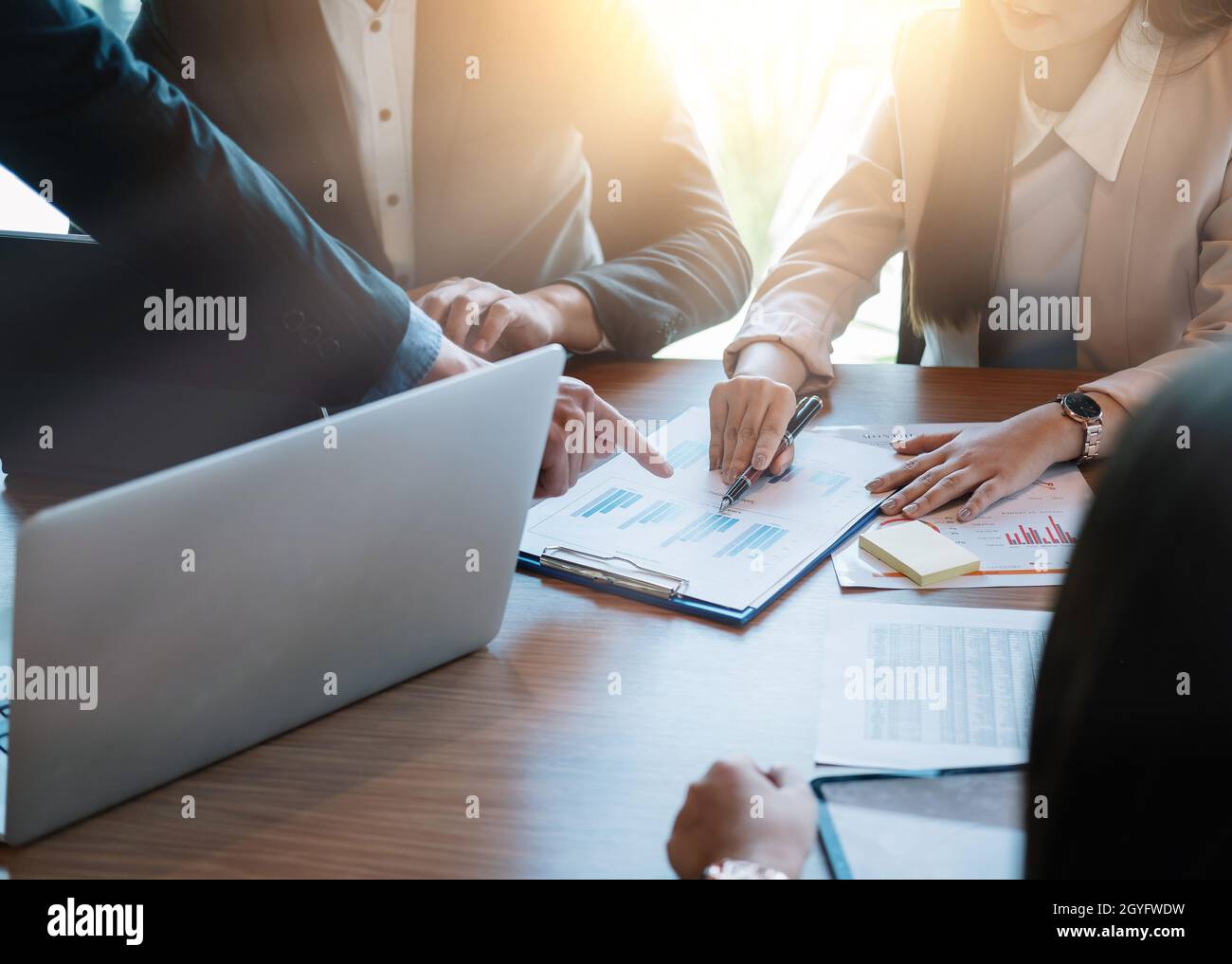 Eine Gruppe von Geschäftsleuten, die während des Meetings mit finanziellen Angelegenheiten beschäftigt sind. Konzept Des Meetings Zur Unternehmensorganisation. Stockfoto