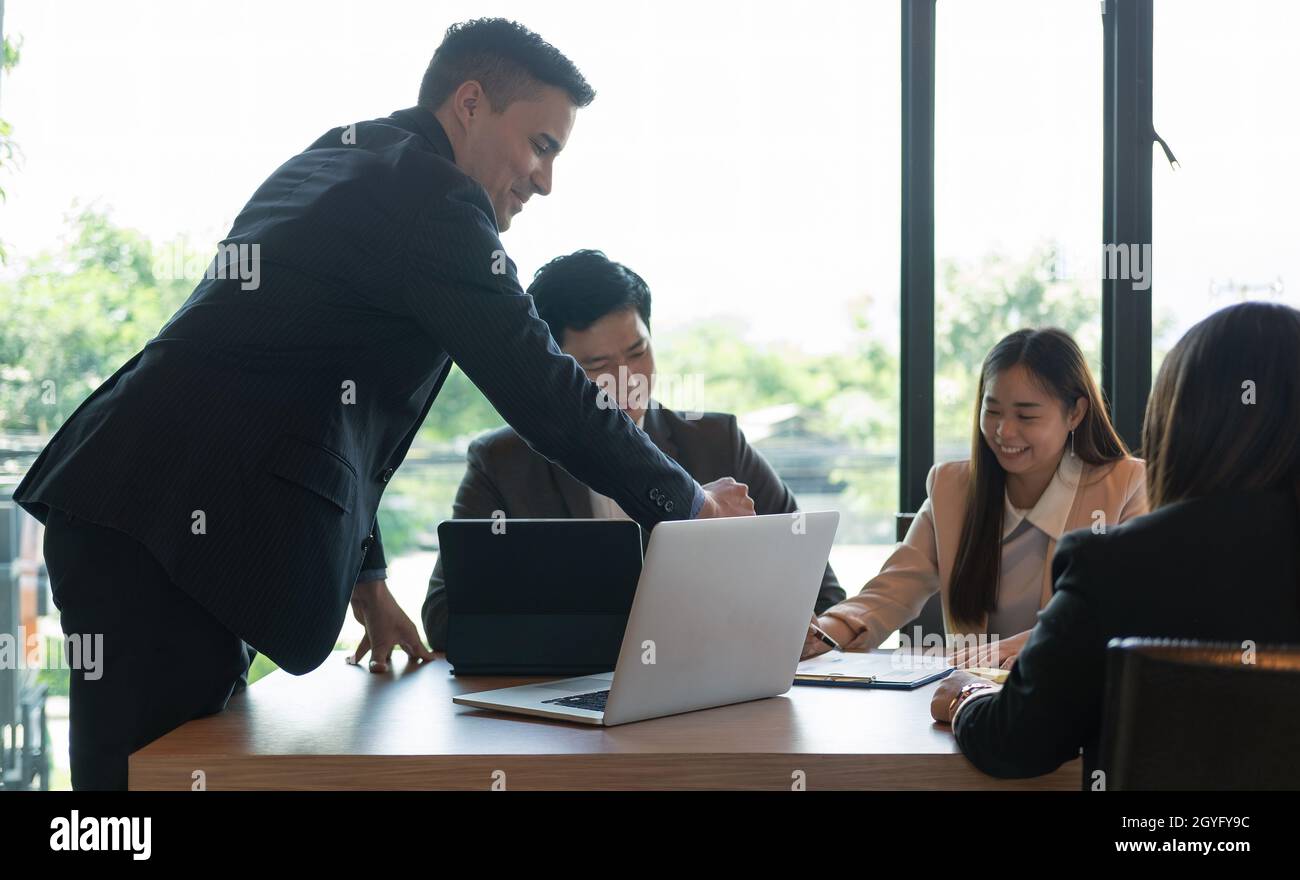Eine Gruppe von Geschäftsleuten, die während des Meetings mit finanziellen Angelegenheiten beschäftigt sind. Konzept Des Meetings Zur Unternehmensorganisation. Stockfoto