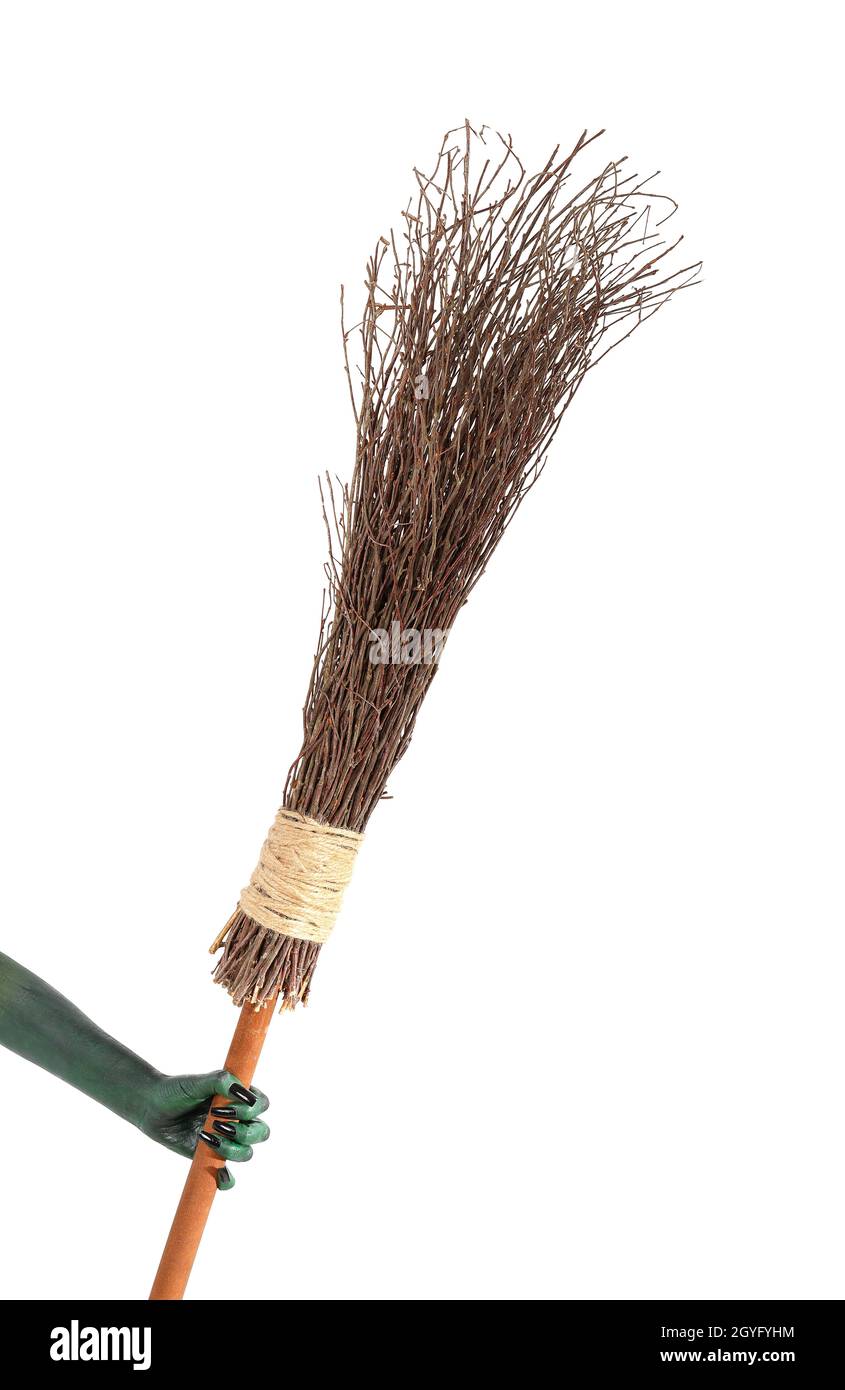 Zauberbesen in der Hand der Hexe isoliert auf weiß Stockfoto