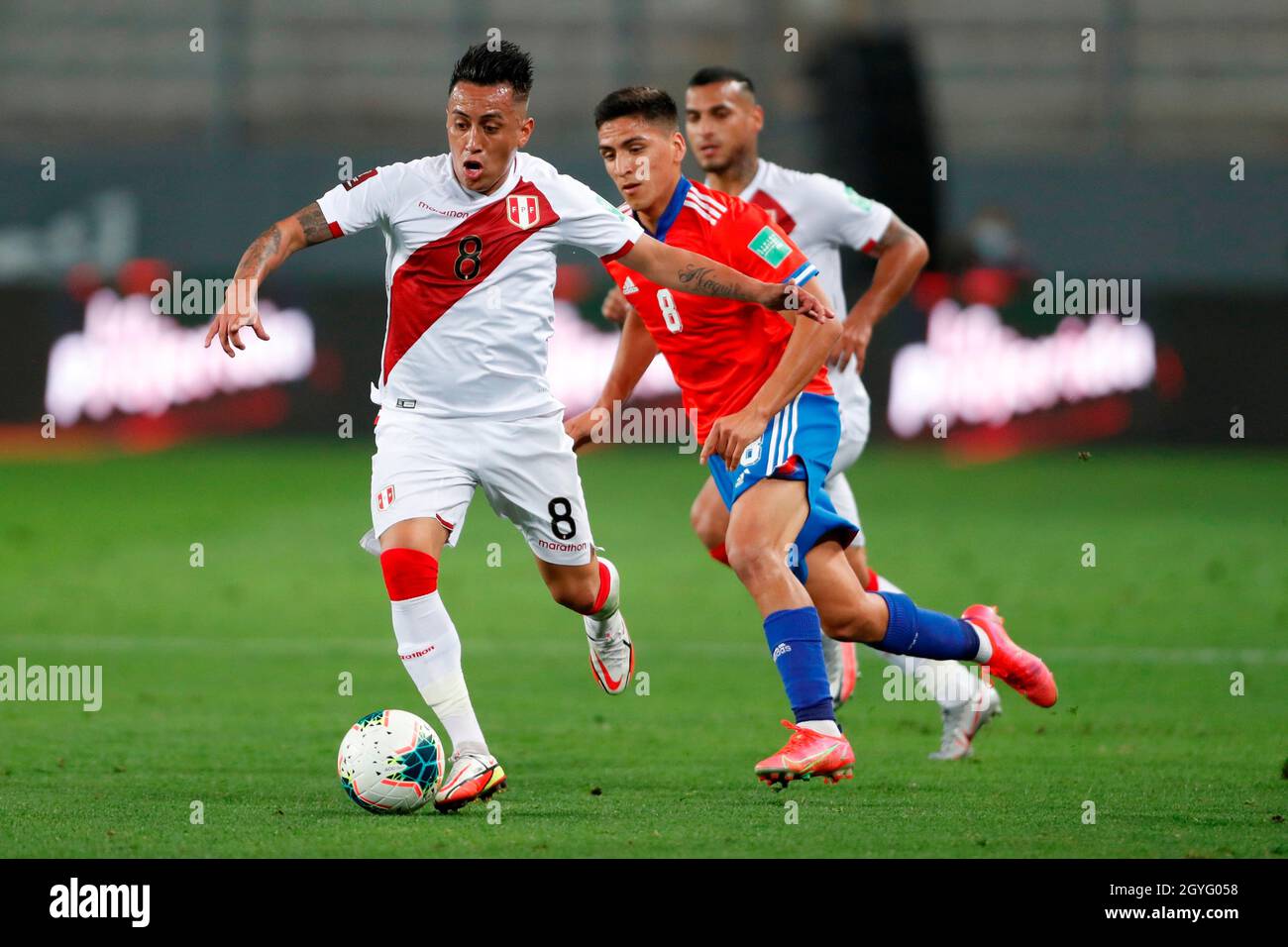 Lima Peru Okt 2021 Der Peruanische Christian Cueva L Im Einsatz Gegen Den Chilenischen Marcelino Nunez Wahrend Eines Spiels Zwischen Den Sudamerikanischen Qualifikanten Fur Die Qatar 2022 World Cup Im Nationalstadion In