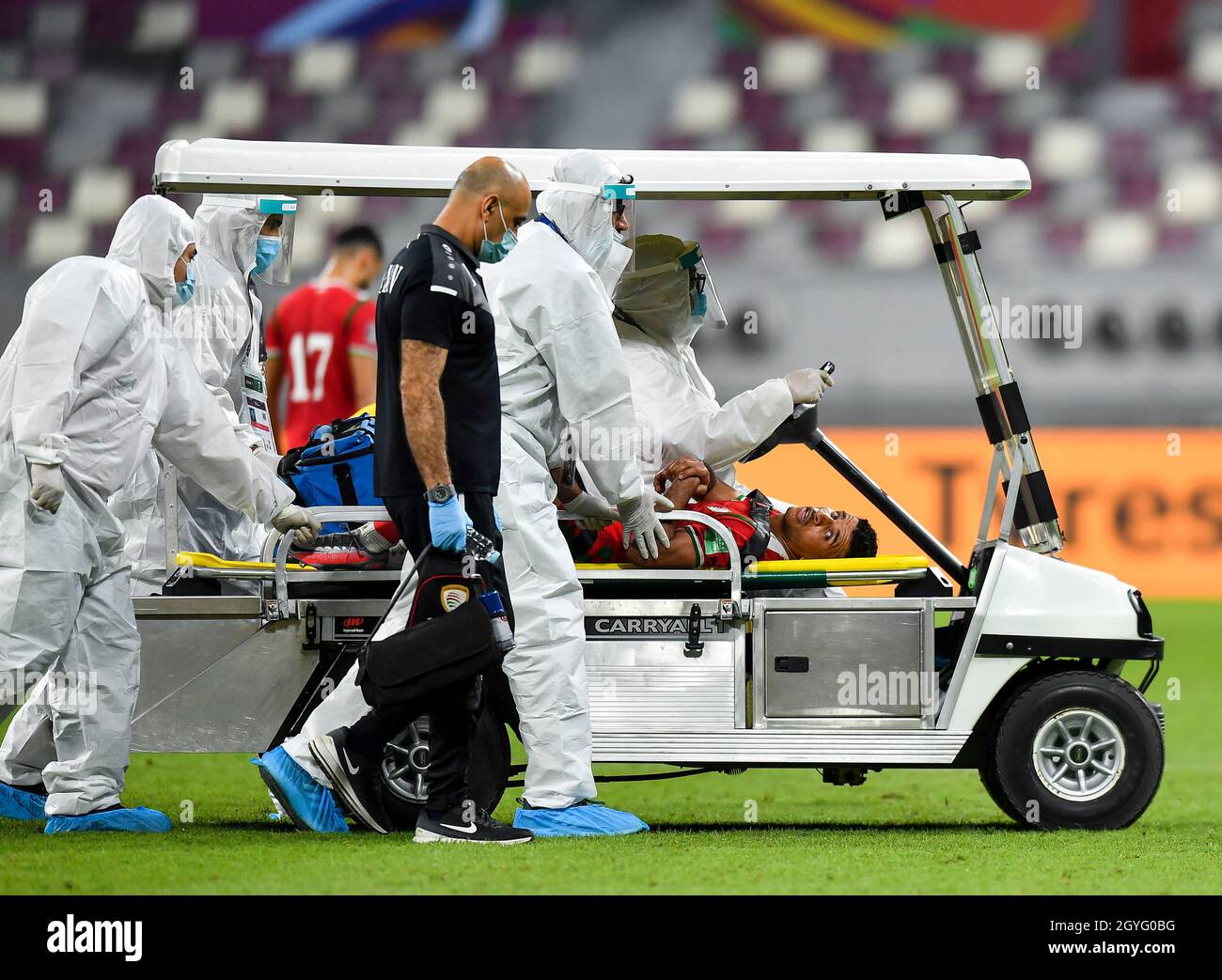 Doha, Katar. Oktober 2021. Zahir Sulaiman Al Aghbari aus Oman wird nach einer Verletzung beim Asienspiel der FIFA Fußball-Weltmeisterschaft Katar 2022 zwischen Australien und Oman in Doha, Katar, am 7. Oktober 2021, vom Platz genommen. Kredit: Nikku/Xinhua/Alamy Live Nachrichten Stockfoto