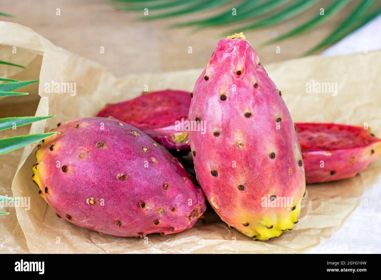 Leuchtend exotische rosa Kaktusfeigen Kaktus Frucht oder opuntia auf hellem Hintergrund. Stockfoto